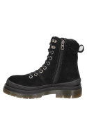 Botín negro de cuero gamuzado, diseño atrevido y sofisticado, perfecto para elevar tu estilo casual.