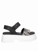 Sandalia de mujer Zappa G371 en fibra negra, perfecta para un look casual y fresco.
