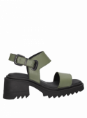 Calzado verde contemporáneo para mujer, combina funcionalidad con estilo moderno para ocasiones informales.