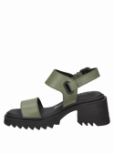 Calzado femenino verde con correas anchas y hebilla metálica en el empeine, ideal para atuendos casuales.