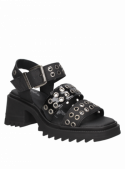 Sandalia negra de cuero para mujer, combina estilo irreverente con comodidad y frescura.