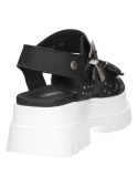 Sandalia de cuero negro con taco plano de 5.5 cm, ideal para verano.