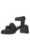 Sandalia de cuero negro, diseño moderno y cómodo para mujer, perfecta para un look casual.