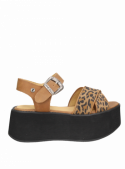 Sandalia de cuero animal print con diseño vanguardista y presencia imponente.