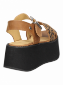 Sandalia informal de cuero animal print, ideal para verano, con estilo único e irreverente.