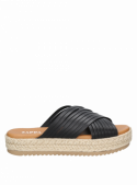 Sandalia de cuero negro para mujer, estilo irreverente, diseño moderno con taco plano y punta abierta.