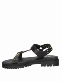 Sandalia de cuero negro con tachas, punta abierta y taco plano de 4 cm.