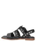 Sandalia negra de cuero, diseño único con tachas, equilibrio entre estilo y comodidad.