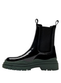 Elegante botín Chelsea negro de cuero, perfecto para destacar en cualquier ocasión.