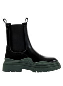 Botín negro de cuero con taco plano de 4 cm, ideal para un look vanguardista.