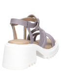 Elegante sandalia de cuero morado para mujer, con tiras finas y diseño moderno, perfecta para combinar con jeans o vestidos.
