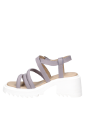 Sandalia chunky morada de cuero, ideal para ocasiones informales, con plataforma gruesa y suela dentada para un look urbano.