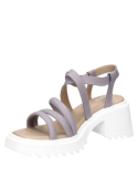 Sandalia morada de cuero para mujer, con diseño de tiras delgadas y correa ajustable en el tobillo, estilo casual y moderno.
