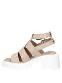 Sandalia de cuero nude, estilo casual femenino, moderna y perfecta para la ciudad y eventos informales.