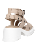 Sandalia casual de mujer en color nude, de cuero con correas geométricas y hebillas, ideal para eventos al aire libre.