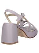 Sandalia de cuero morado para mujer, estilo moderno y sofisticado, perfecta para combinar con vestidos o faldas largas.