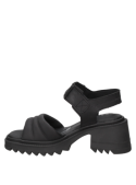 Sandalia casual de mujer en cuero negro, cómoda y moderna, ideal para salidas al aire libre.