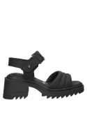 Calzado femenino de cuero negro con diseño robusto y suela dentada, perfecto para un look moderno y urbano.