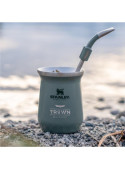 Bombilla verde unisex estilo outdoor para disfrutar del mate en actividades al aire libre.