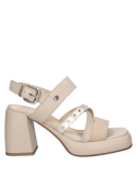 Elegante sandalia de cuero beige con aplicaciones metálicas en la correa decorativa, perfecta para un look versátil y chic.