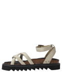 Sandalia de cuero beige para mujer con diseño chunky, brindando comodidad y estilo para paseos informales en la ciudad.