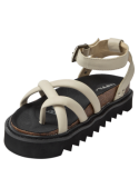 Sandalia casual de mujer en cuero beige, perfecta para combinar con vestidos veraniegos o estilos formales.
