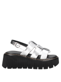 Sandalia de cuero plata para mujer, con estilo voluminoso y moderno, ideal para un look relajado pero estiloso.