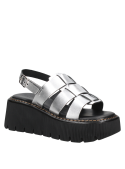 Diseño casual de sandalia en plata con correa ajustable en el talón, adecuada para paseos por la ciudad o eventos casuales.