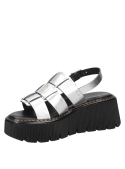 Sandalia de plataforma alta en color plata para mujer, con suela gruesa y acanalada, ideal para un look casual moderno.