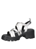 Sandalia de cuero plata con cierre de hebilla, estilo moderno y cómodo, adecuada para moda urbana y chic.