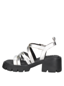 Calzado versátil en charol plata, tiras cruzadas y plataforma, ideal para paseos y salidas informales.