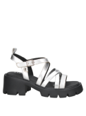 Calzado de cuero plata con plataforma chunky, combinable con vestidos veraniegos o jeans ajustados.