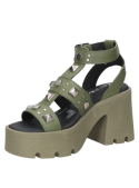 Calzado casual de cuero verde con detalles de tachuelas, adecuado para combinar con jeans o faldas asimétricas.