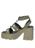 Diseño moderno de sandalia verde en cuero, combinando robustez y vanguardia para un estilo punk.