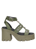 Calzado de cuero verde con suela gruesa, ideal para un look urbano alternativo y moderno en eventos informales.