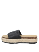 Calzado femenino en cuero negro, banda ancha minimalista y plataforma tejida, ideal para paseos informales.