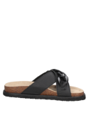 Calzado femenino casual en cuero negro con detalles elegantes, perfecto para un look urbano y minimalista.