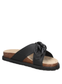 Sandalia de cuero negro para mujer con diseño de tiras cruzadas y cadena decorativa, ideal para un estilo casual y moderno.