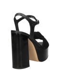 Sandalia de cuero negro para mujer, diseño moderno con tacón grueso y plataforma, adecuada para vestidos o jeans.