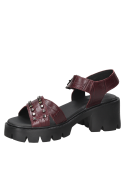 Sandalia burdeos de cuero para mujer con diseño robusto y plataforma gruesa, ideal para un look casual y moderno.