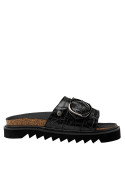 Moderna sandalia de cuero negro con textura reptil y hebilla metálica, suela dentada que combina comodidad y estilo casual.