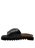Elegante sandalia casual de cuero negro para mujer, patrón escamado, hebilla grande y suela dentada para confort y moda.