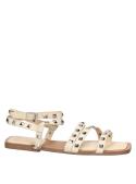 Sandalia rockera de cuero beige con tachas piramidales, adecuada para un concierto o salidas casuales.