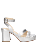 Sandalia en plata de cuero, estilo moderno con plataforma y tiras anchas, adecuada para reuniones y almuerzos.