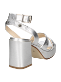 Sandalia de cuero plata, diseño minimalista chic, ideal para ocasiones semi-formales y combinable con vestidos o faldas.