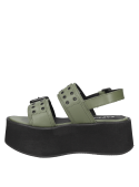 Sandalia verde de cuero para mujer, diseño contemporáneo con taco plano de 7 cm y punta abierta.