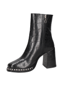 Botín de cuero negro con detalles rockeros de tachuelas, adecuado para eventos sociales y salidas nocturnas.