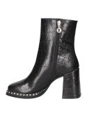 Botín femenino en cuero negro con diseño contemporáneo, ideal para combinar con jeans o falda midi.