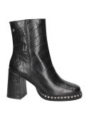 Elegante botín de cuero negro con detalle de tachuelas en la suela, perfecto para un look moderno y sofisticado.