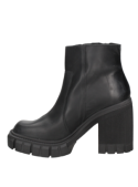 Calzado de cuero negro estilo chunky, minimalista y versátil, ideal para combinar con looks urbanos y casuales.